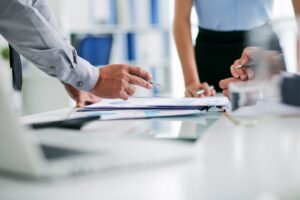 Kryzys w firmie – jakie błędy zarządów pogłębiają problemy zamiast je rozwiązywać?
